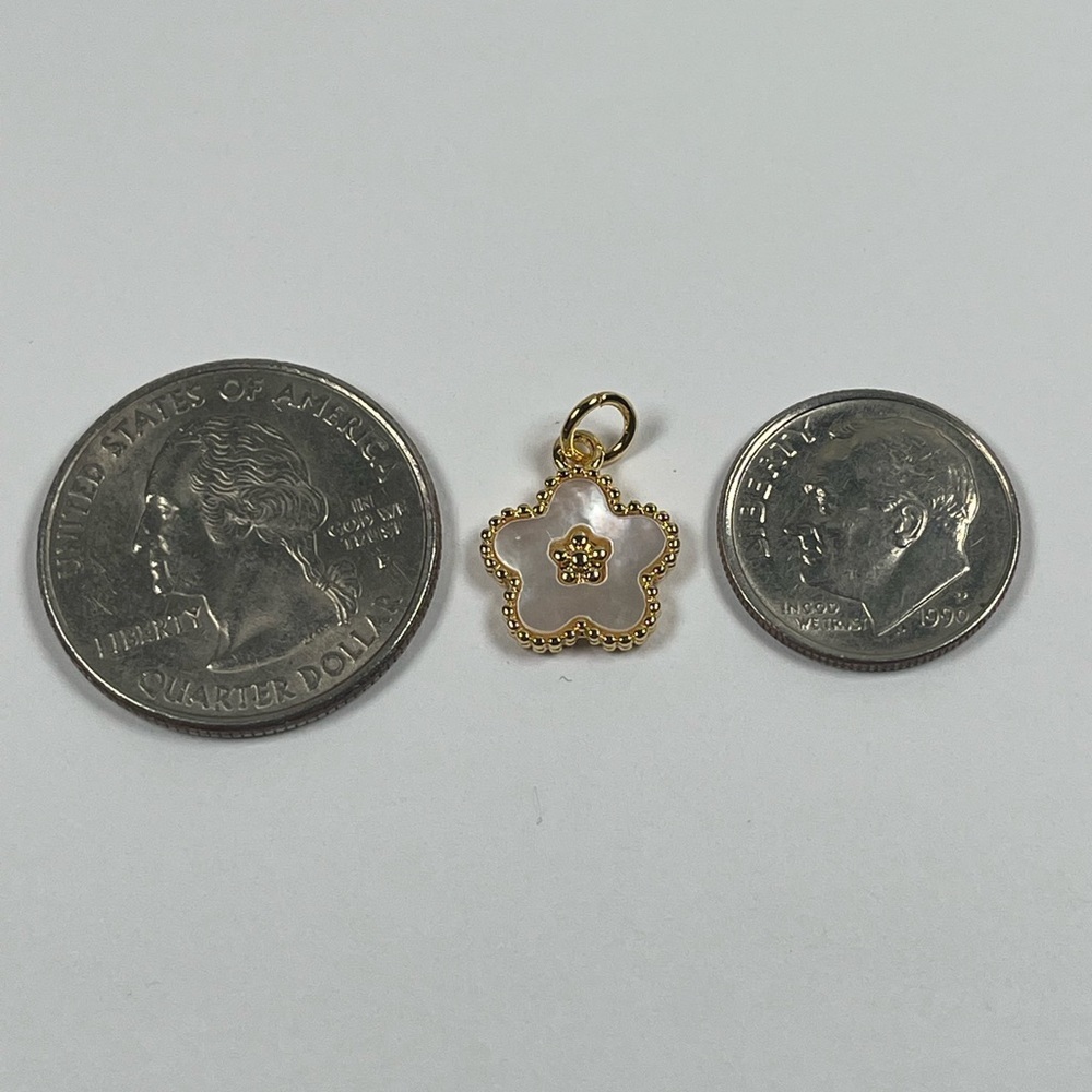 18 K Plated Mother of Pearl Floral Clover Pendant - Picture 3 of 7